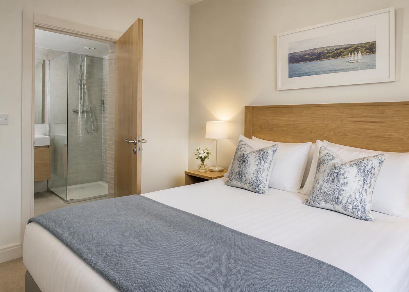 Schlafzimmer mit hotelähnlicher Ausstattung
